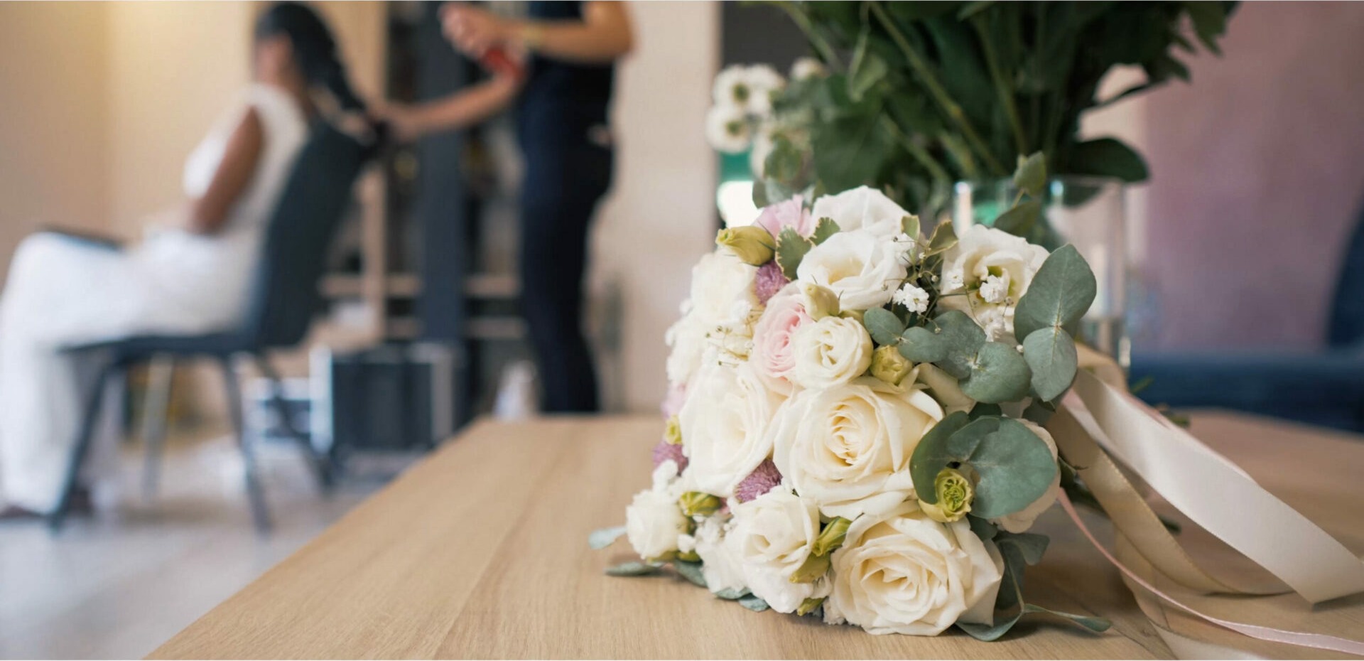 Le bouquet posé sur une table pendant les préparatifs