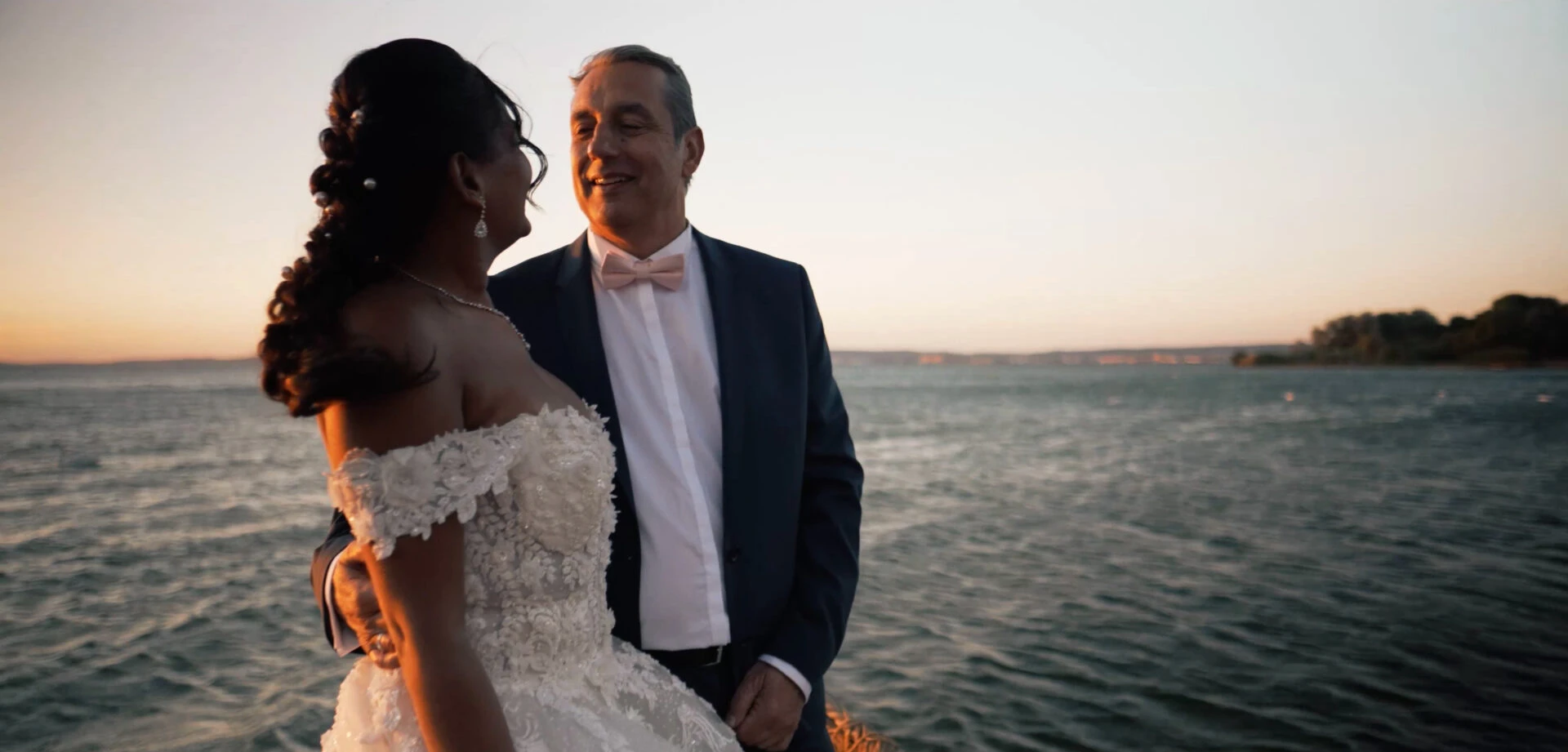 Les mariés au bord de l’eau, au coucher du soleil