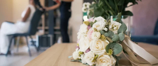 Le bouquet posé sur une table pendant les préparatifs