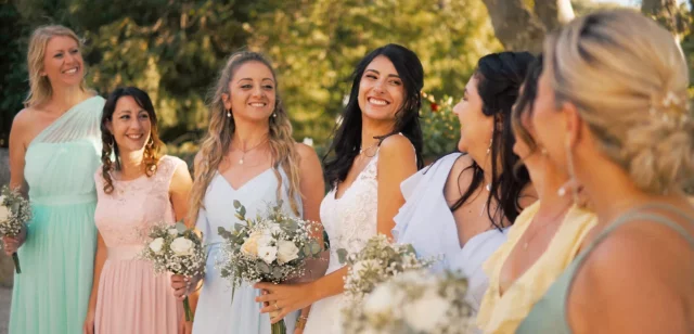 Les demoiselles d’honneur éclatent de rire