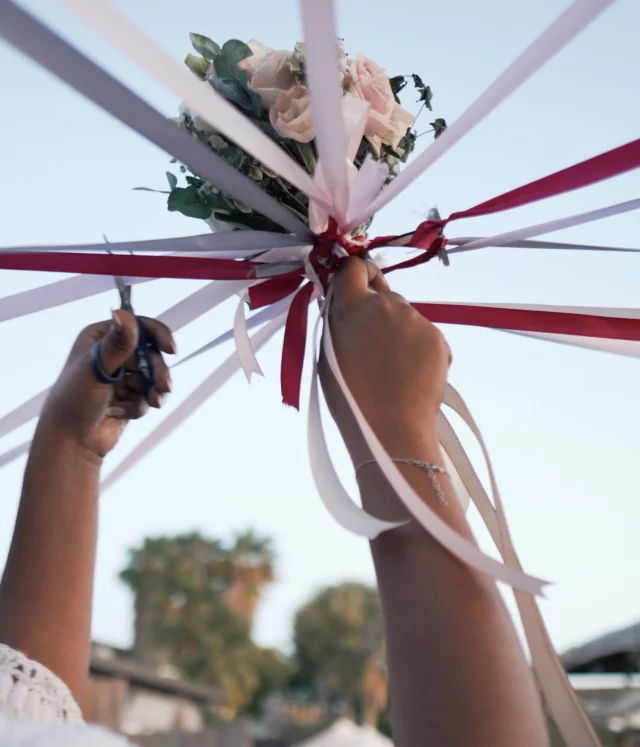 Le lâcher de rubans autour du bouquet